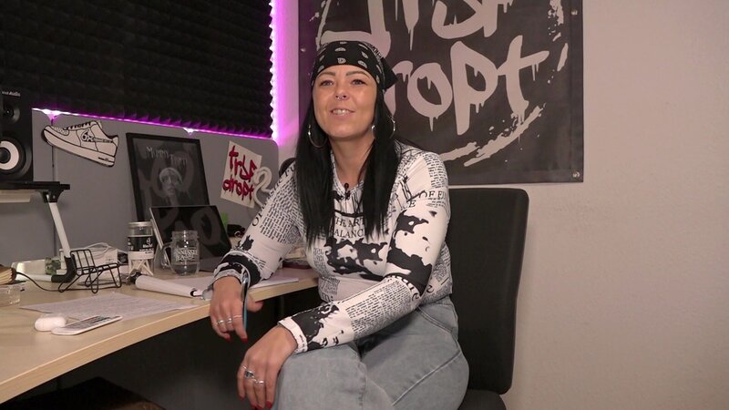 Taddel steckt mitten im kreativen Schaffensprozess: Sie arbeitet an eigenen Songs für ihr erstes Rap-Album. – Bild: RTLZWEI