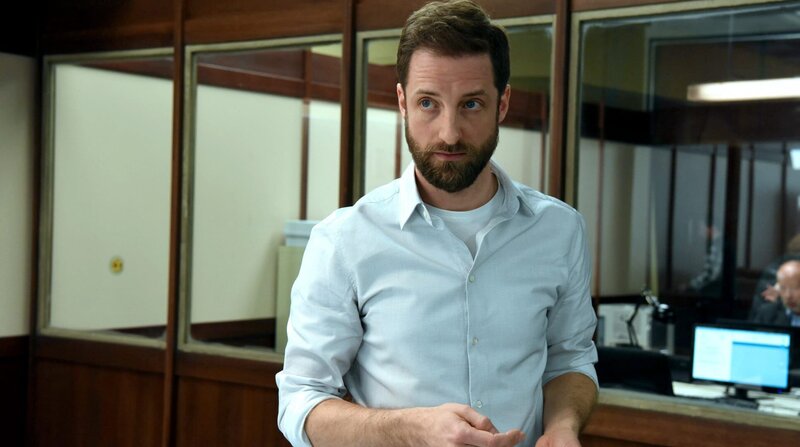 Hauptmann Steinwendtner (Dominik Maringer) konkurriert mit Bibi um die Beförderung. – Bild: ARD Degeto/​ORF/​E&A Film/​Hubert Mican/​Hubert Mican