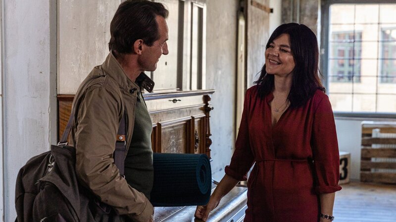 Auf dem Weg zum Yogakurs begegnet Oliver Radek (Hans-Werner Meyer) seiner Kollegin Mina Amiri (Jasmin Tabatabai). – Bild: ZDF