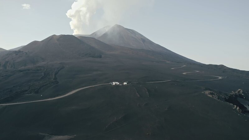Am italienischen Vulkan Ätna erprobt das Deutsche Zentrum für Luft- und Raumfahrt die robotische Mondlandung. – Bild: ZDF und Mattias Meinl