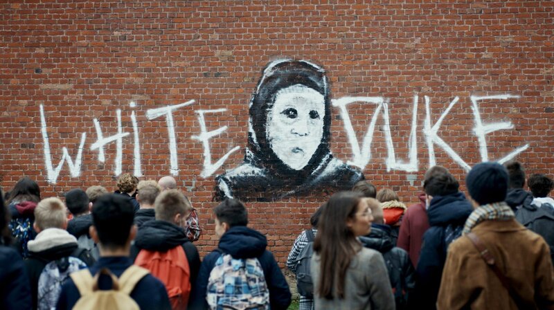 Niemand weiß, wer der White Duke ist. – Bild: WDR/​SILEX FILMS – PICTANOVO