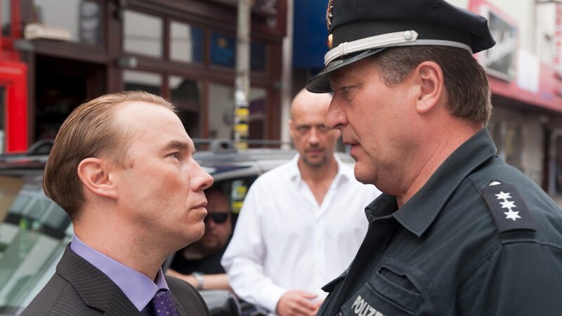 Hans (Bruno F. Apitz, r.) legt sich mit dem Gangster Prokop (Thomas Arnold, l.) und dessen Komplizen Büttner (Christian Koerner, M.) an. – Bild: ZDF