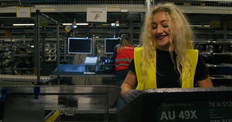 Seda (20) sortiert als Leiharbeiterin die ganze Nacht bei Audi Autoteile. Mit einer unbefristeten Anstellung will sie sich von ihrem konservativen Elternhaus emanzipieren. Die Familie kam als Gastarbeiter aus der Türkei und bis heute sind sie Leiharbeiter geblieben. – Bild: NEOS Film, MOTEL Film, Edgar Reitz Filmstiftung, Hochschule für Fernsehen und Film München, FFF Bayern, ARD Degeto, BR