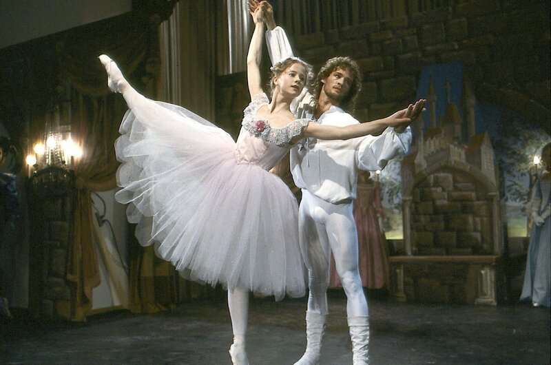 Anna Pelzer (Silvia Seidel) kann nach monatelanger Krankheit ihr Training wieder aufnehmen und tanzt mit ihrem Ausbilder Jakob (Joao Ramos). – Bild: 3sat