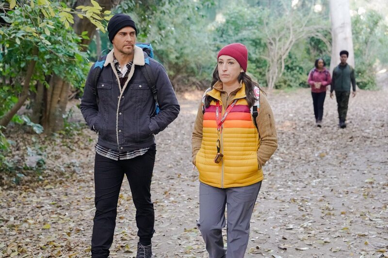 (v.l.n.r.) Max (Cheyenne Jackson); Kat (Mayim Bialik); Randi (Kyla Pratt); Carter (Julian Gant) – Bild: 2022 Warner Bros. Entertainment Inc. & Fox Media LLC All Rights Reserved. Lizenzbild frei