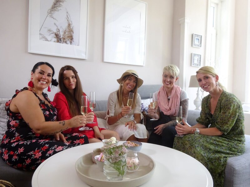 V.l.: Mimi, Anja, Alice D., Alice M. und Kandidatin Stefanie – Bild: Mediengruppe RTL