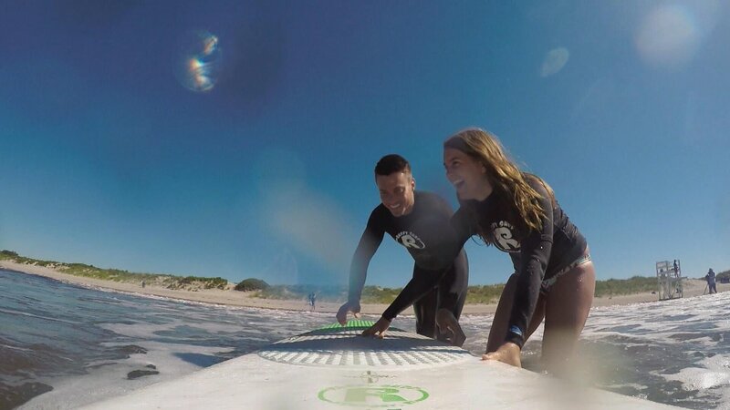 Ian Flannery arbeitet als Buchhalter in Boston und möchte dem hektischen Großstadtleben den Rücken kehren. Sein Sehnsuchtsort ist Newport, Rhode Island, wo er schon als Kind die Ferien bei seiner Großmutter verbrachte. Hier kann Ian die Küste entlang joggen, Kraft tanken und das Leben genießen. Er hat hart gearbeitet, um sich eine Wohnung in Newport leisten zu können, und kann es nun kaum erwarten, sein neues Leben zu beginnen. – Bild: HGTV