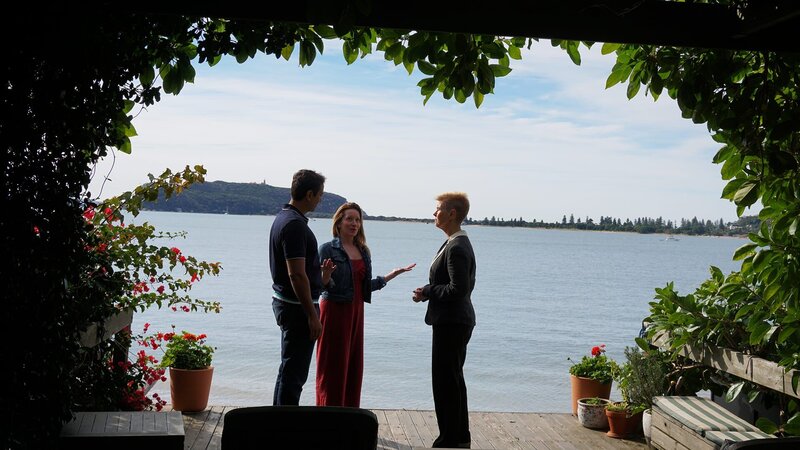 Amish und Stephanie aus New York sind auf Haussuche im australischen Sydney. Die beiden zieht es so weit wie möglich in die Natur. Sie suchen ihr Traumhaus mit drei bis vier Schlafzimmern und einem großzügigen Garten. Die Immobilienmaklerin Kathryn zeigt den beiden verschiedene Anwesen, die mit dem Wasserflugzeug und Booten zu erreichen sind. – Bild: HGTV