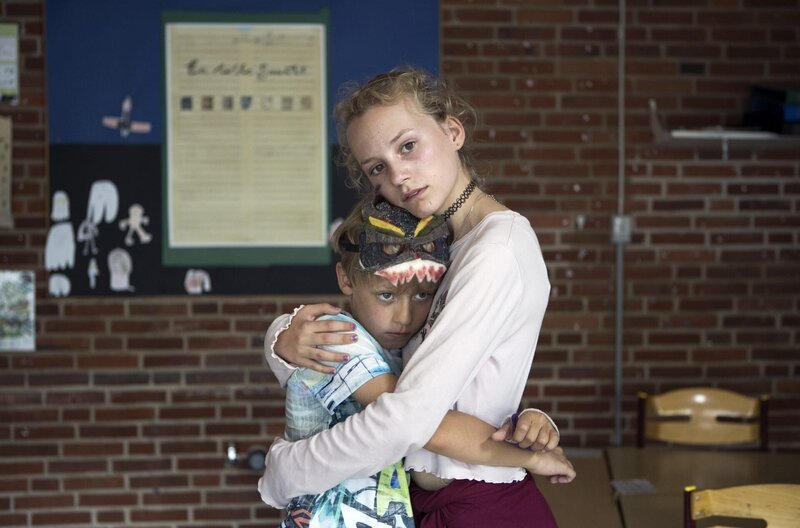 In einem Schulaufsatz beschreibt Holly (Flora Ofelia Hofmann Lindahl) ihre Gewalterfahrungen: Sie und ihr jüngerer Bruder Theo (Noah Storm Otto) scheinen in unmittelbarer Gefahr zu schweben. – Bild: Michella Bredahl