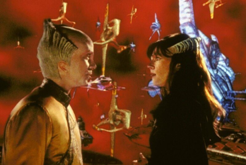 Lennier (Bill Mumy) teilt Delenn (Mira Furlan, re.) mit, dass Marcus auf dem Weg zur Station Babylon 5 ist. – Bild: PR7; ProSieben Media AG