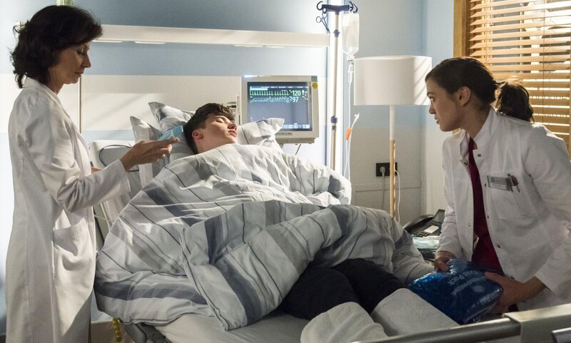 (v.l.n.r.) Prof. Karin Patzelt (Marijam Agischewa); Lukas Reimers (Florian Burgkart); Rebecca Krieger (Milena Straube) – Bild: ARD /​ Jens-Ulrich Koch