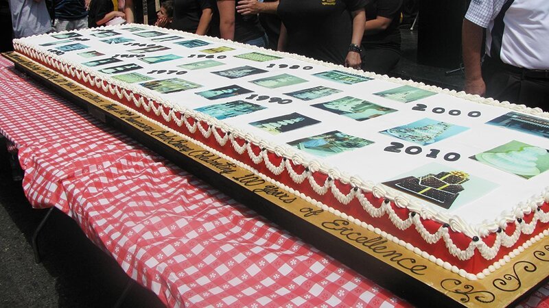 The completed 100th Anniversary Cake at the block party. – Bild: TLC
