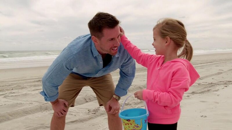 Danny und Alana leben in Phoenix, Arizona, stammen aber ursprünglich aus North Carolina – und in diese Gegend wollen sie nun wieder zurückkehren. Die Wüstenstadt Phoenix ist dem Ehepaar mit vier kleinen Kindern inzwischen zu groß, zu hektisch und vor allem zu weit vom Meer entfernt. Deshalb suchen sie nach einem Haus auf Topsail Island, einer etwa 40 Kilometer langen Insel mit einsamen Stränden, intakter Natur und perfekten Wassersportmöglichkeiten. Ihr Traum-Domizil soll direkt am Meer liegen, um das Insel-Feeling perfekt zu machen. – Bild: Tanja Bachetzky /​ HGTV