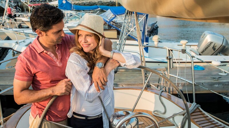 Lynne (Ursula Buschhorn) und Howard Harper (René Ifrah) wollen sich endlich ihren Traum von einer Segeltour in die Karibik erfüllen. – Bild: ZDF