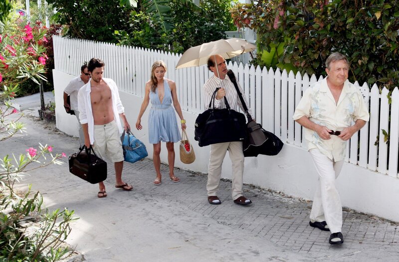 „Scrubs – Die Anfänger“, „Mein Bahamas (1).“ Als sie erfahren, dass der Hausmeister seine Freundin Lady auf den Bahamas heiraten möchte, entschließen sich alle der Zeremonie beizuwohnen. Doch der Aufenthalt gestaltet sich schwierig. Elliott wünscht sich sehnlichst, dass J.D. seiner Liebe zu ihr Ausdruck verleiht, zeigt sich jedoch mit keinem seiner Versuche zufrieden. Turk möchte den Kurzurlaub ohne Kind für traute Zweisamkeit nutzen, aber Carla funkt seinen Plänen gewaltig dazwischen.Im Bild (v.li.): John C. McGinley (Dr. Perry Cox), Zach Braff (John ‚J.D.‘ Dorian), Sarah Chalke (Elliot Reid), Sam Lloyd (Ted Buckland), Ken Jenkins (Dr. Bob Kelso). – Bild: ORF 1