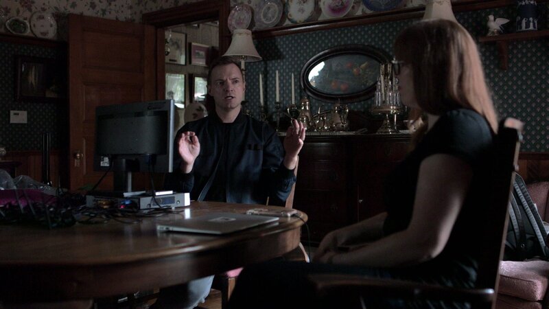 Paranormal Investigators Adam Berry and Amy Bruni at Libby House, Gorham, NH, discuss case – Bild: Travel Channel. /​ Scripps (Focus): TKSP507_31 /​ Travel Channel.