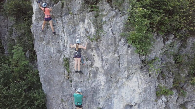 Die Gruppe hangelt sich am steilen Felsen hinauf – Bild: Felix Kainz