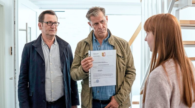 Thea (Viktoria Schreiber, r.) ist geschockt, Finn (Sven Martinek, M.) und Lars (Ingo Naujoks, l.) kommen mit einem Durchsuchungsbeschluss. – Bild: ORF/​ONE GATE/​ARD/​Marion von der Mehden
