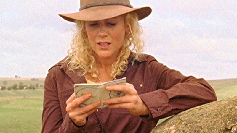 Jodi (Rachael Carpani) erfährt aus dem Tagebuch ihrer Ururgroßmutter, dass ihre tapfere Vorfahrin bis aufs Blut um die Farm gekämpft hat. – Bild: TVNOW/​VP/​MP