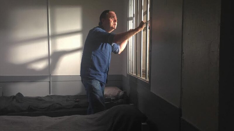 Man looking out window. – Bild: Discovery Communications