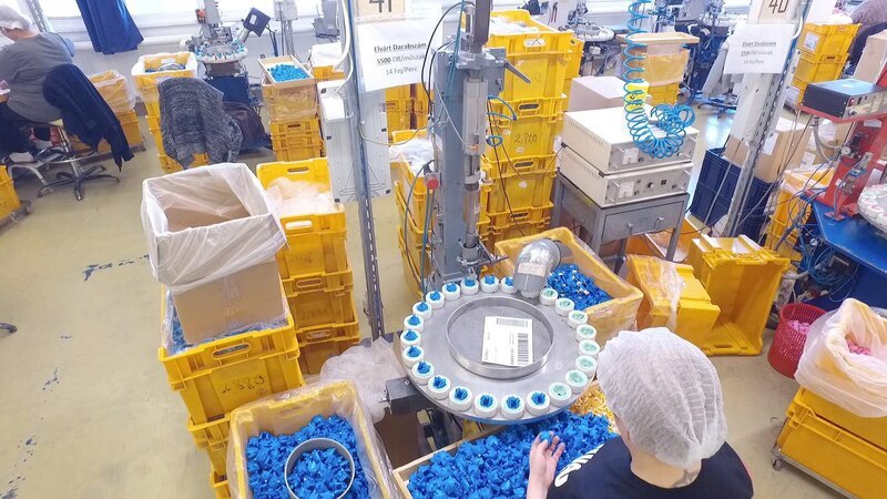 PEZ-Bonbons sind weltberühmt für die unzähligen Spendermotive und den Knips-Mechanismus, mit dem die kleinen Fruchtbonbons einzeln ausgegeben werden. – Bild: N24 Doku