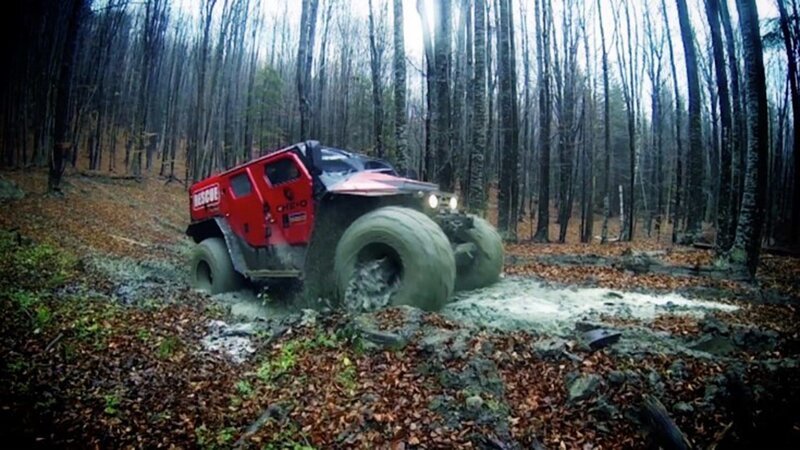 Der Ghe-O Rescue ist widerstandsfähig und geländegängig. Er kann Wasser durchqueren, steile Hänge hinauffahren, Felder durchqueren und über Schnee fahren. – Bild: N24 Doku