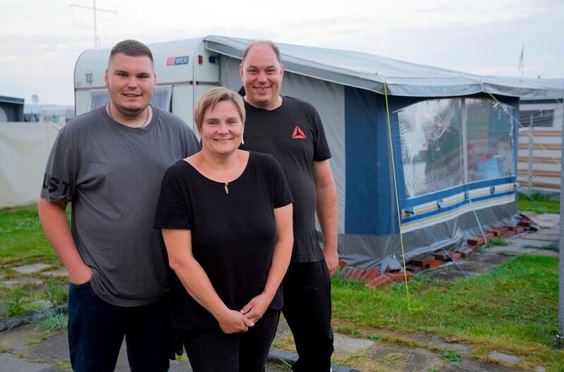 Jannik, Nicole und Jörg Hesse (r) vor ihrem ersten eigenen Wohnwagen in Dangast an der Nordsee. – Bild: WDR