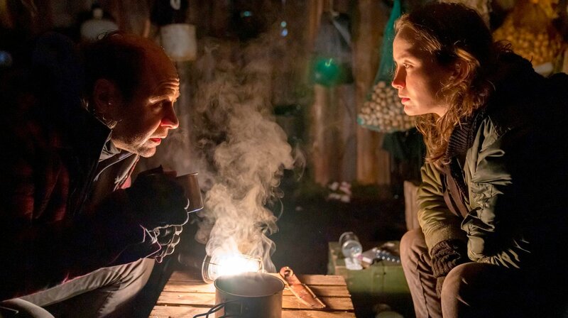 Fabienne Leppin (Ada Philine Stappenbeck) besucht Ivo Klose (Moritz Führmann) in seinem Versteck im Wald. – Bild: NDR/​ARD Degeto/​Oliver Feist