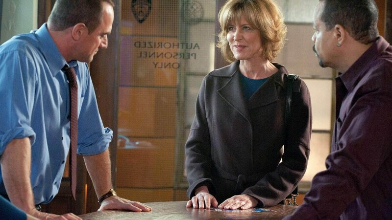 Kann Staatsanwältin Sonya Paxton (Christine Lathi) den Detectives Elliot Stabler (Christopher Meloni, l.) und Odafin Tutualo (Ice-T) weiterhelfen? Auf der Hudson University soll angeblich eine Studentin vergewaltigt worden sein. – Bild: RTL /​ Universal