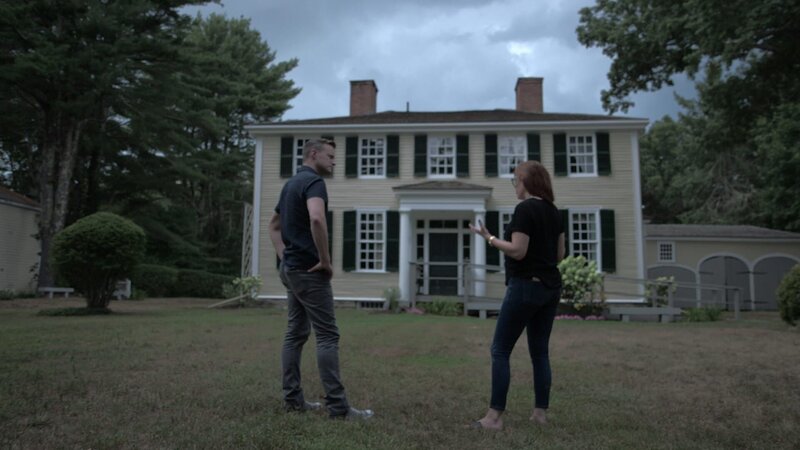 Paranormal investigators Amy Bruni and Adam Berry in front of the Historic Oliver Estate in Middleborough, Massachusetts. – Bild: Travel Channel. /​ Scripps (Focus): TKSP506_1 /​ Travel Channel.