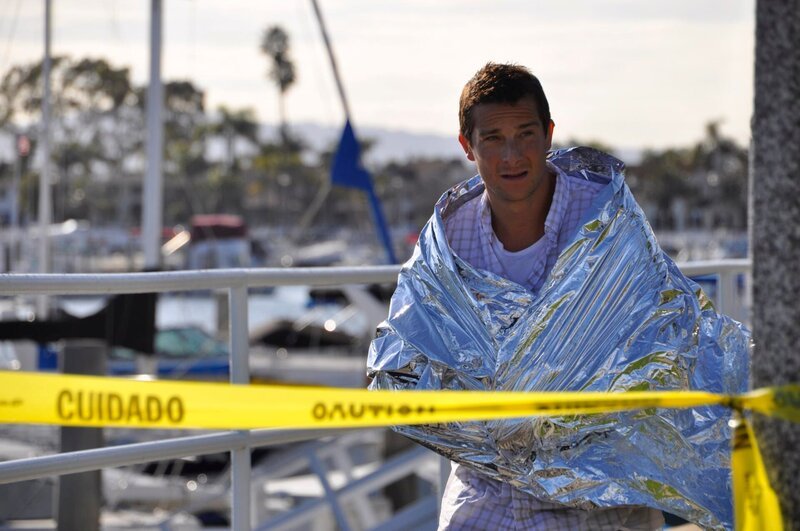 Episode 104 Rattlesnake and Sinking Car. Bear Grylls walks away from scene with warming wrap.(close up). – Bild: Discovery Communications, Inc.
