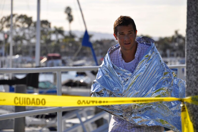Episode 104 Rattlesnake and Sinking Car. Bear Grylls walks away from scene with warming wrap.(close up). – Bild: Discovery Communications, Inc.
