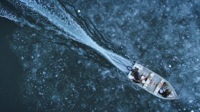 Gary Muelberger cutting through the thin ice layers along the coast with his skiff. – Bild: BBC Worldwide Limited