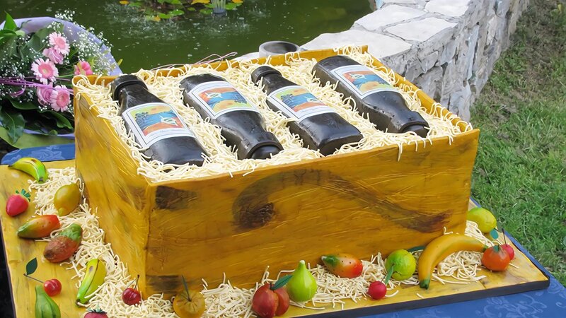 The completed Wine Cake at delivery. – Bild: Carlin Cwik /​ TLC