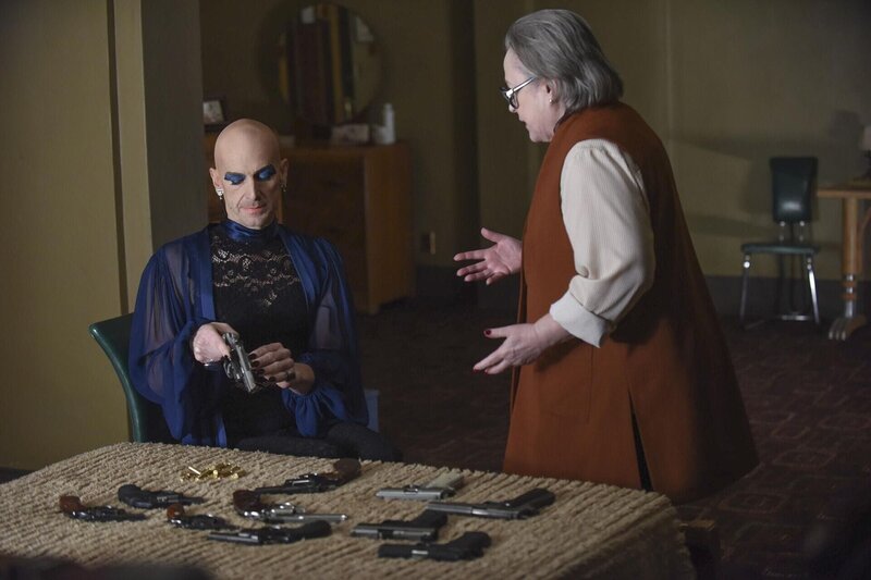 Liz Taylor (Denis O’Hare, l.); Iris (Kathy Bates, r.) – Bild: Fox and its related entities