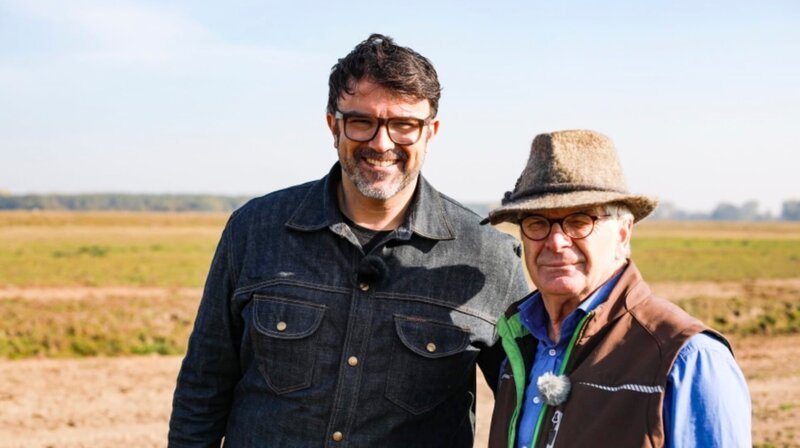 Tarik und Auerochsen-Züchter Hans-Jürgen Niederhoff. – Bild: NDR/​Svenja Halberstadt