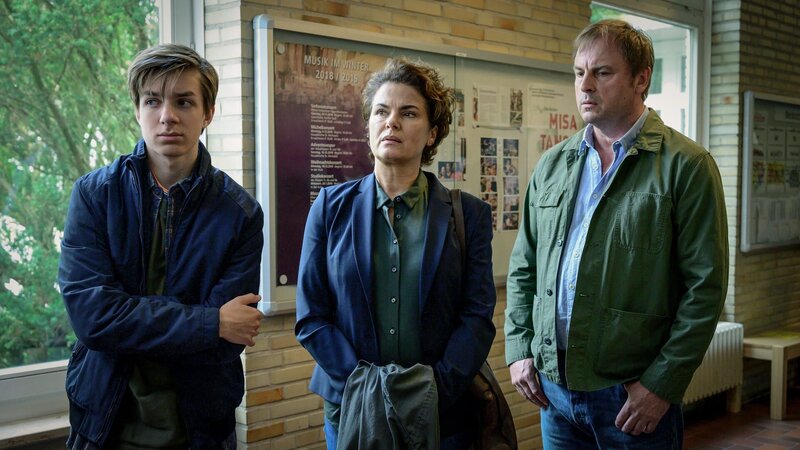 Sven (Nick J. Schuck, l.), Hella (Barbara Auer), Bruns (Eckhard Preuß, r.) sind in der Schule. – Bild: 3sat
