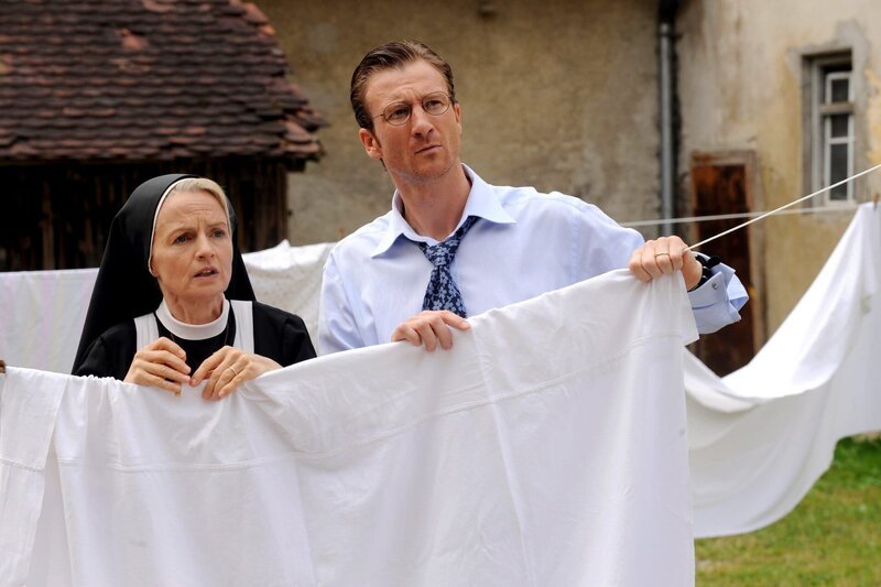 Werneke (Heiko Ruprecht) hilft Schwester Agnes (Emanuela von Frankenberg) bei der Wäsche. – Bild: ORF