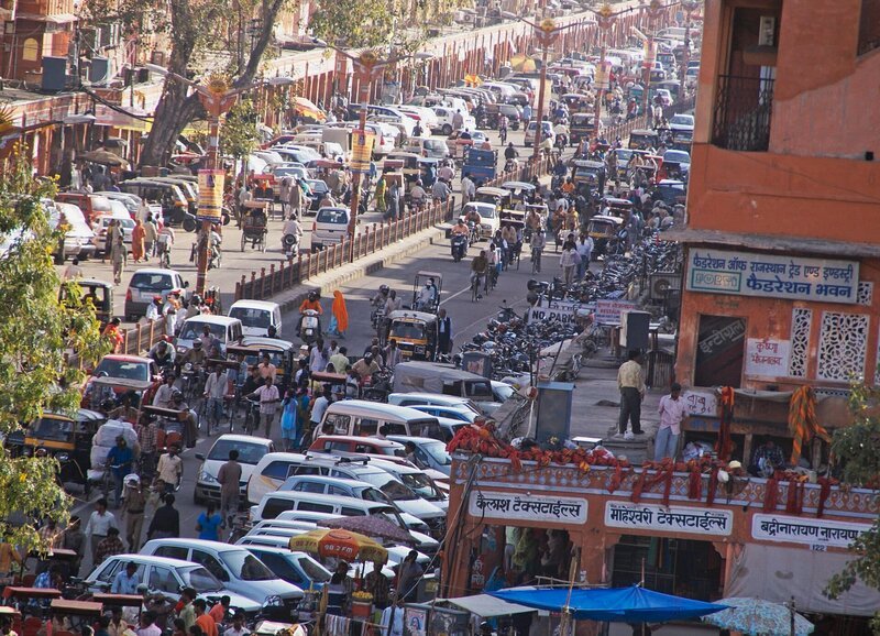 SF Spezial: Fernweh Zug um Zug Folge 2 Morgen in Jaipur: Motorenlärm, Autohupen und Stimmengewirr – Bild: SRF