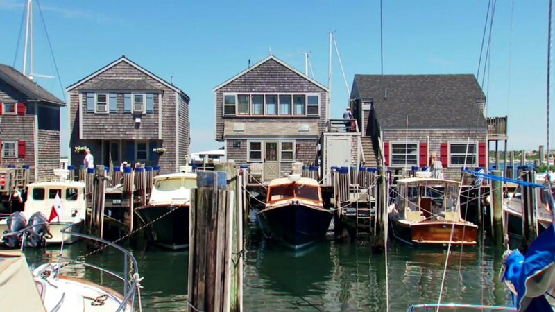 Fiona und Morgan Fines aus Connecticut haben viele Sommer auf Nantucket, vor der Nordost-Küste der Vereinigten Staaten verbracht und möchten jetzt mit ihren beiden Töchtern und zwei großen Neufundländern ganz auf ihre Trauminsel ziehen. Hier gibt es unberührte Natur und wundervolle Sandstrände, aber auch eine idyllische Inselhauptstadt mit schicken Boutiquen und Restaurants. Ihr zukünftiges Eigenheim soll fußläufig zum Strand liegen, drei Schlafzimmer und zwei Bäder haben, riesige Fensterfronten, einen großen, umzäunten Garten, in dem sich die Hunde austoben können, und einen schönen Außenbereich mit Grillplatz. Ihr Budget liegt bei einer Million Dollar – Bild: Tanja Bachetzky /​ HGTV