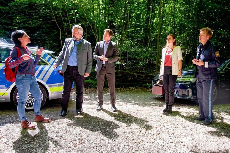 Frau Stockl (Marisa Burger, l.) gibt den überraschten Kommissaren Stadler (Dieter Fischer, 2.v.l.) und Hansen (Igor Jeftic, M.) sowie Pathologin Mai (Sina Wilke, 2.v.r.) und Polizeihauptmeister Mohr (Max Müller, r.) erste Informationen, denn sie kannte den Toten und war bereits am Tatort. – Bild: ZDF /​ ORF /​ Bojan Ritan