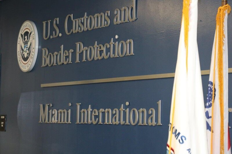 A U.S. Customs and Border Protection sign at Miami International Airport. (National Geographic/​Lucky 8 TV) – Bild: The National Geographic Channel