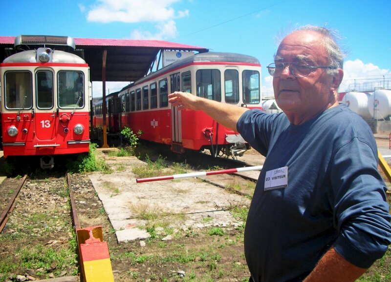 Auf der Suche nach Frida – Prof. Heinrich Brändli und die ausrangierte Forchbahn Frida am Bahnhof von Antanarivo – Bild: ZDF/​SF, Vanessa Nikisch