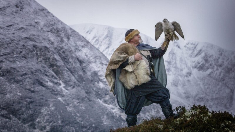 Ein Reanactor-Wikinger und ein Gerfalke (Gyrfalcon) in der verschneiten Landschaft des Alladale Naturschutzgebiet in Schottland. – Bild: 3sat