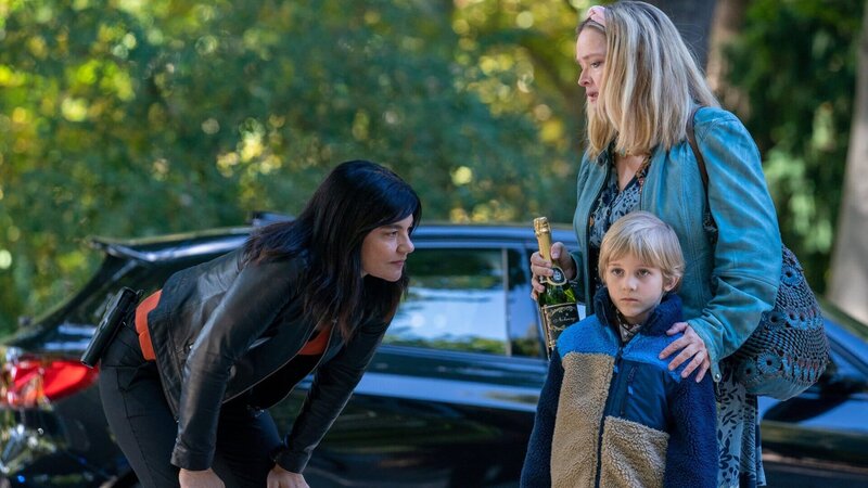 Nach dem Verschwinden der Mutter von Ben Brackert (Florian Simon, r.) erkundigt sich Mina Amiri (Jasmin Tabatabai, l.), wie es ihm und seiner Oma Elena Brackert (Julia Biedermann, M.) geht. – Bild: ZDF