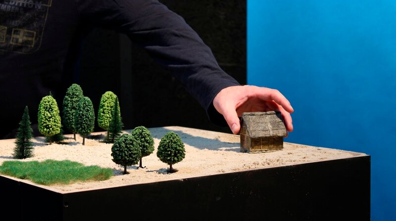 So könnte es zur Zeit der Kelten ausgesehen haben: Durch Regen, Wind oder Überschwemmungen sind mit der Zeit Gräben und Wälle von der Erdoberfläche verschwunden. Neue Bewohner haben die Erdoberfläche verändert, sodass man zum Schluss nichts mehr von den alten Geschichten sehen kann. – Bild: WDR/​Flash Film