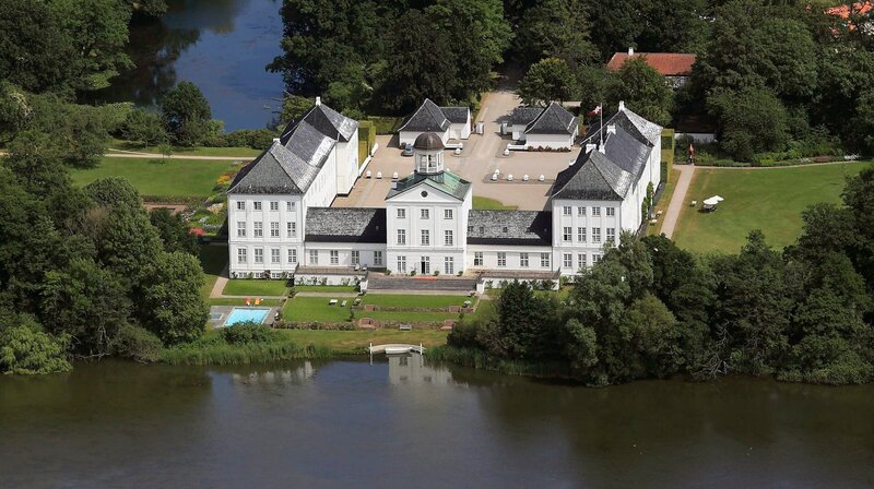 Schloss Graasten in Dänemark. Schloss Gravenstein ist die Sommerresidenz des dänischen Königshauses. – Bild: WDR/​picture alliance/​ZB/​euroluftbild/​Bernt Hoffmann