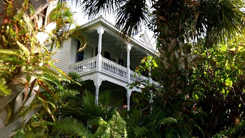 Cindy und Chris verlassen ihre Heimat Boone, North Carolina, und tauschen Berge und Kälte gegen tropisches Klima und Palmen in Key West, Florida, ein, wo sie neue Jobangebote bekommen haben. Durch die Lage zwischen dem Golf von Mexiko und dem Atlantik hat Key West das ganze Jahr über angenehme Temperaturen. Außerdem ist es ein perfekter Platz zum Segeln oder Tauchen und bietet viele Restaurants, Bars und Shoppingmöglichkeiten. Nur über den Standort ihres neuen Heims müssen sie sich noch einigen: Cindy hätte gerne ein Haus am Wasser, Chris will im Landesinneren wohnen. – Bild: Tanja Bachetzky /​ HGTV