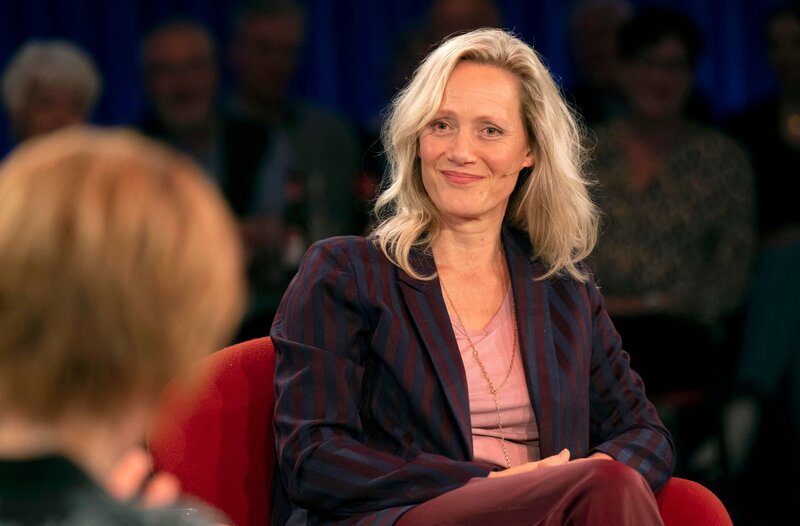 Rund um das Thema Liebe gibt es unzählige romantische, lustige aber auch nervenaufreibende Geschichten. Viele solcher Lovestorys wurden im Kölner Treff schon erzählt. – Gast in der Sendung: Anna Schudt, Schauspielerin – Bild: WDR/​Melanie Grande