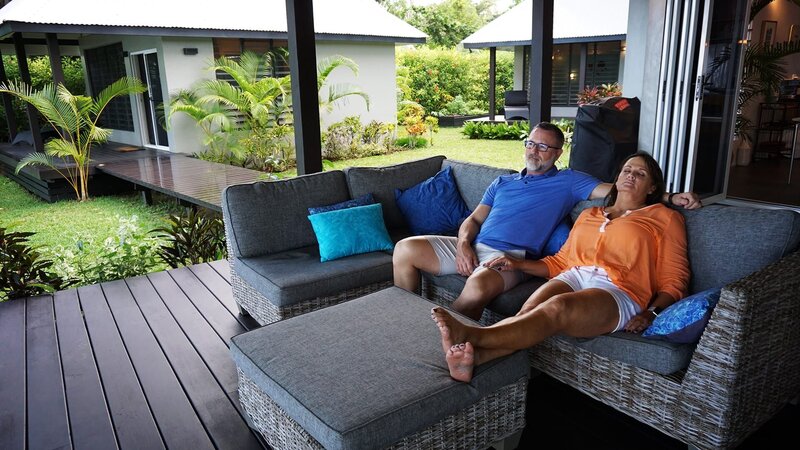 Russell und Marianne möchten ihren Traum von einem Haus im sonnigen Vanuatu im Südpazifik erfüllen und suchen ein Haus direkt am Strand. Ihr Immobilienmakler Warren zeigt ihnen sogar eine eigene Insel mit spektakulärer Aussicht. – Bild: HGTV